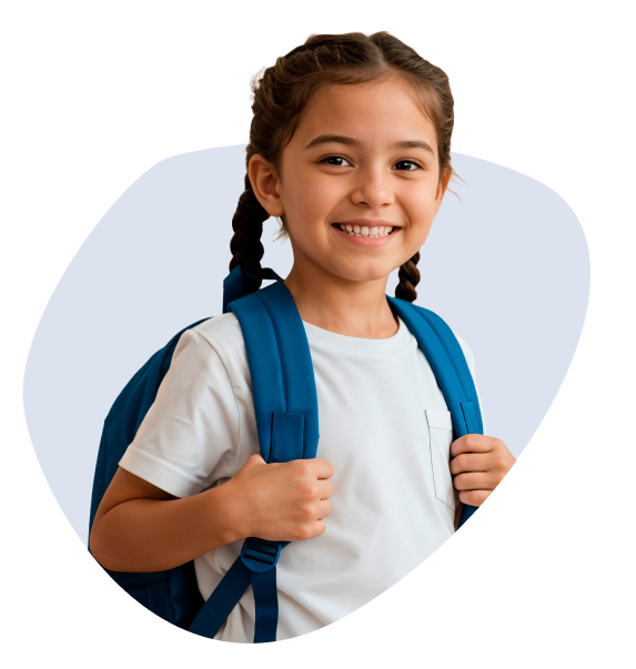 Menina sorrindo com mochila